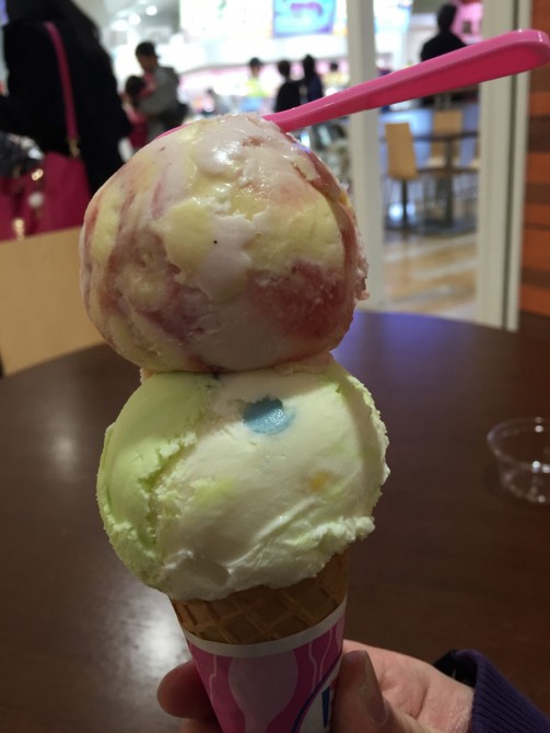 サーティワンアイスクリーム／レギュラーダブルのコーン（イースターエッグハント＋バナナアンドストロベリー）
