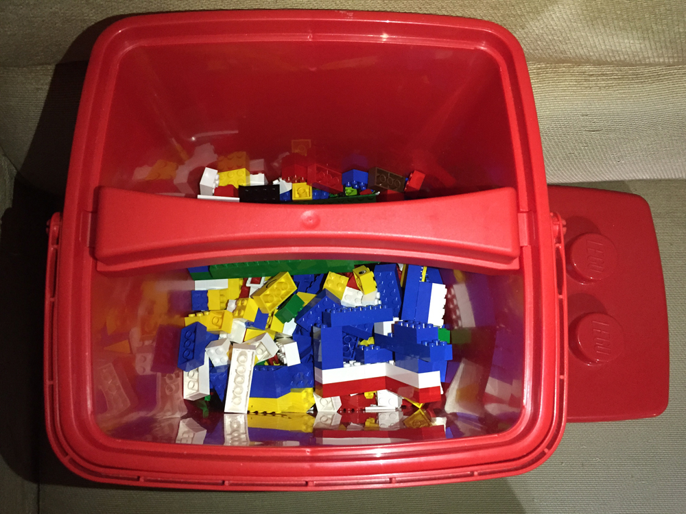 レゴ 基本セット(赤いバケツ)は小さい子ども(幼児)にオススメのおもちゃ