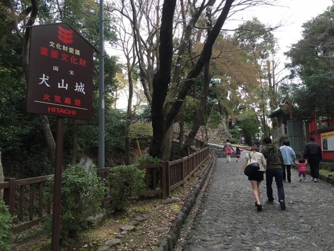 犬山城への石畳の道
