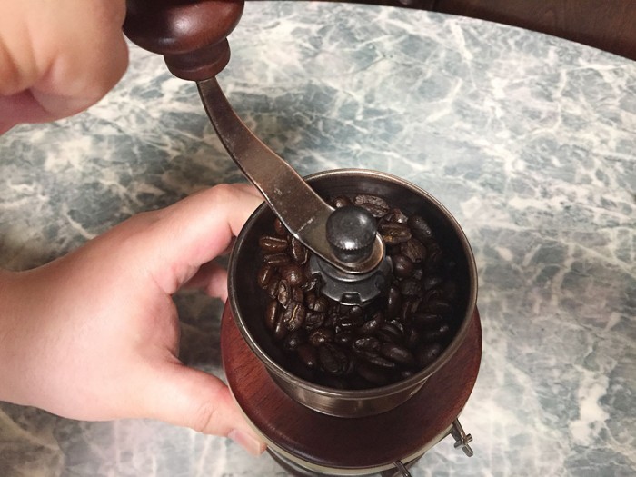 手挽きコーヒーミル／コーヒー豆を挽くところ