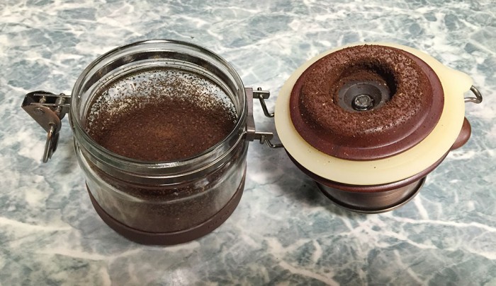 手挽きコーヒーミル／挽いたコーヒー豆