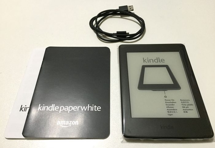 Kindle Paperwhite本体と本体充電用USBケーブルと取説書