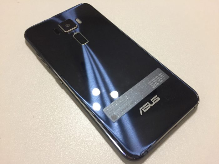 ZenFone 3(ZE520KL)／スマホ本体（裏側）
