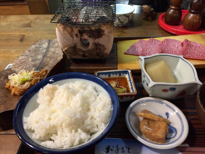飛騨牛炭火焼と朴葉みそ焼き定食／Hida beef charcoal grilling and miso soup set meal
