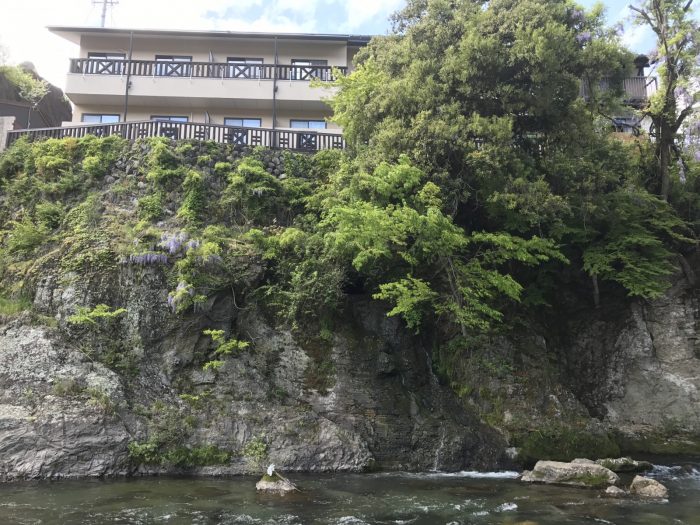 吉田川沿いの岩の絶壁