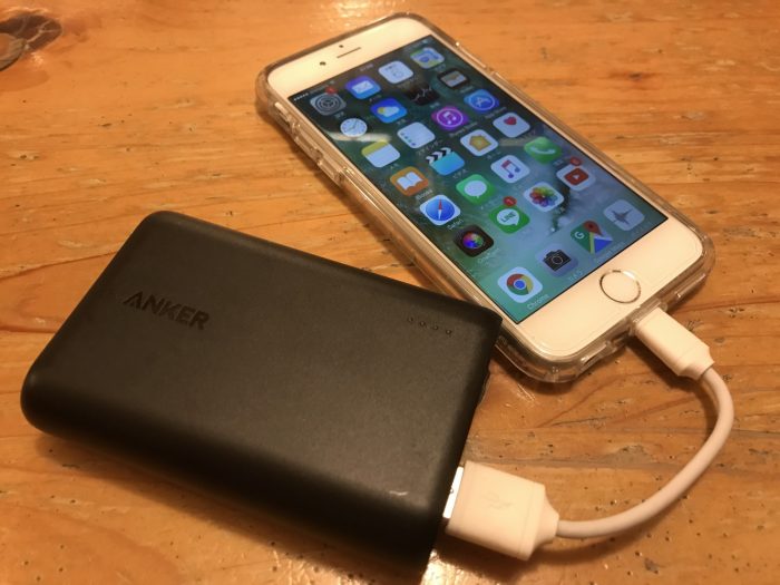 Anker PowerCore 10000で充電するiPhone