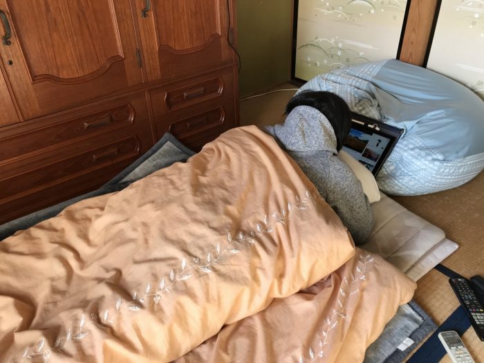 ニトリのホテルスタイル枕を寝室で使用中
