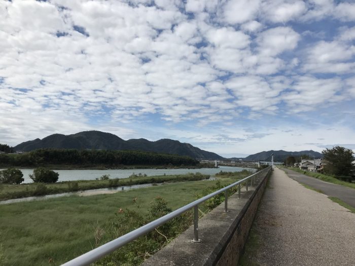木曽川の堤防沿い in 美濃加茂