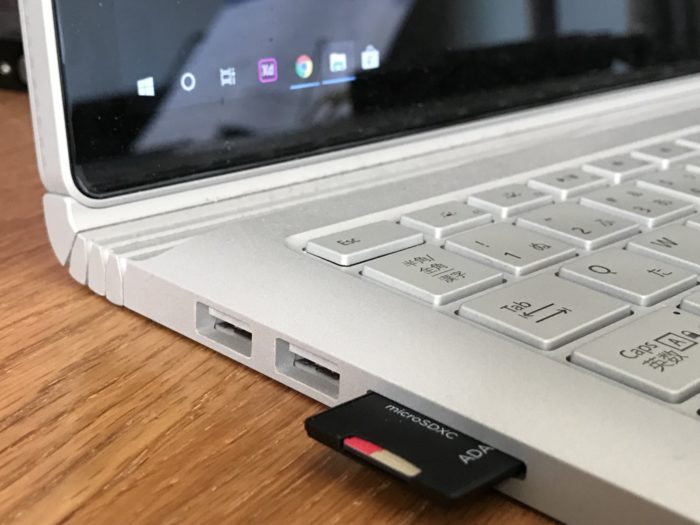 micro SDカードカードをパソコンに挿入
