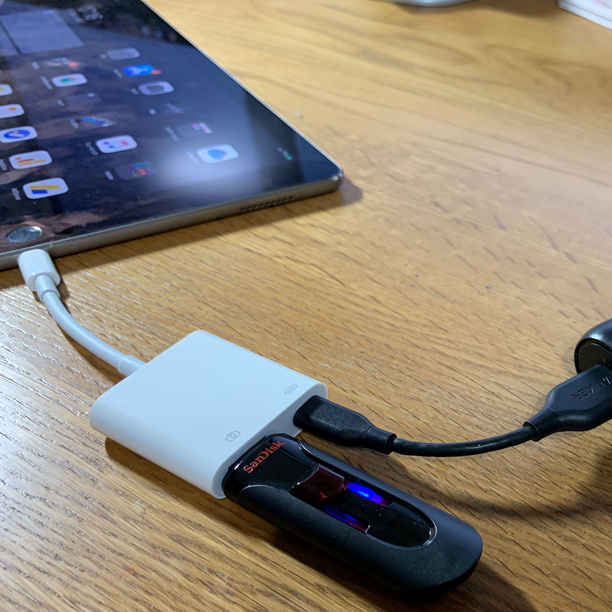 新しく着き Apple Lightning-USB 3カメラアダプタ school.livin-france.com